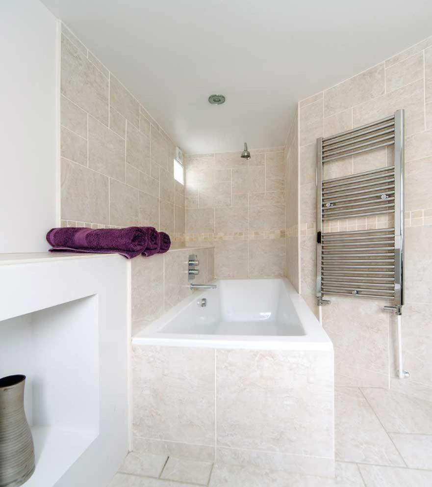 Stylish Three Bedroom Apartment In Heart Of City Bath Exterior photo